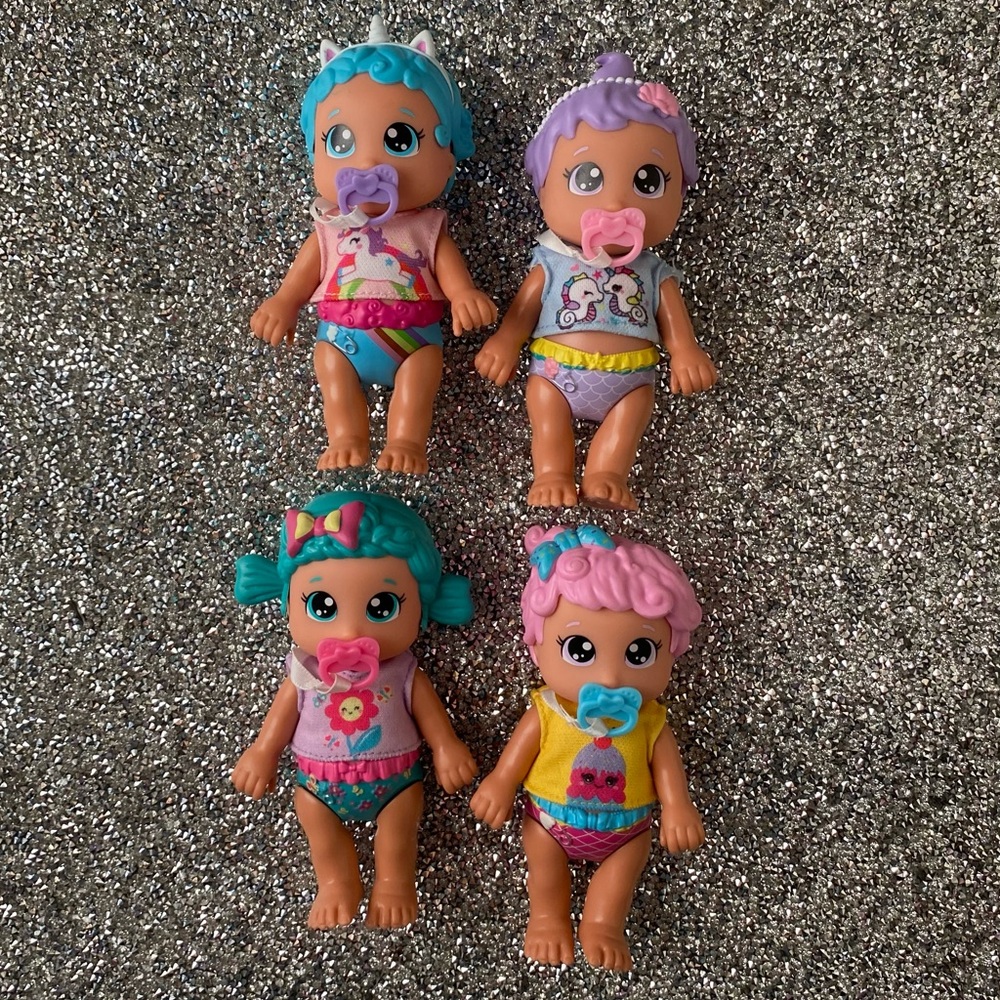 4 My Sweet Love Magical Color Changing Outfit Charm Dolls